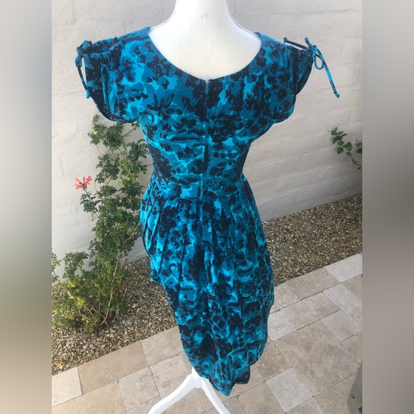 Vintage 1960s handmade black and blue pleated A line dress w/ adjustable sleeves - Picture 8 of 15